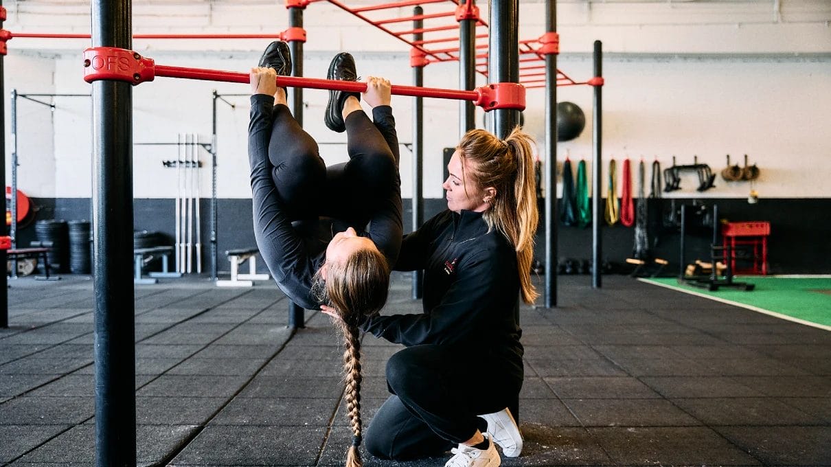 Woman on training with coach at Calisthenics Amsterdam